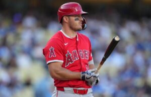 Mira: Fan expulsado por agarrar la pelota del guante de Mike Trout