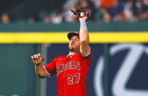 Fan arrebata a la pelota de malas del guante de Mike Trout, luego se encuentra con él