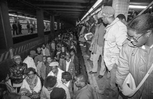 ¿De quién son calles? Nuestras calles! Fotos de las protestas de Nueva York, 1980-2000.