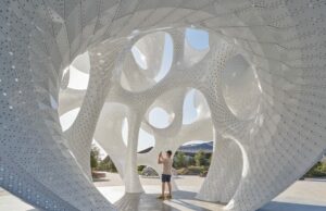 Más de 200,000 remaches aseguran las facetas de aluminio ultra delgadas de 'The Orb' de Marc Fornes-Colossal