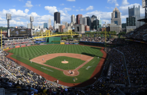 El hijo de Roberto Clemente 'conmocionado' después de que los Piratas reemplazan el signo No. 21 con anuncios en PNC Park
