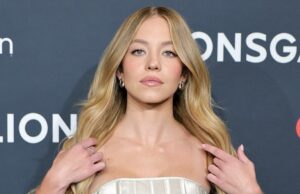 Sydney Sweeney llevaba un hermoso vestido corsado cuando la criada de casa debutó su primer metraje, pero me encantan