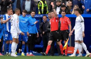 Kylian Mbappe mostró una tarjeta roja después de un tackle de terror para el Real Madrid: por qué podría extrañar a El Clásico por eso