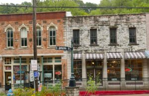 Una guía de viaje queer para 11 gemas ocultas únicas en estados rojos