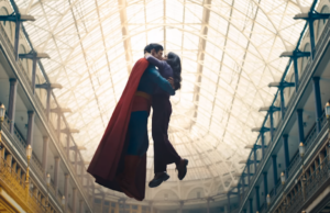 Los fanáticos están por todo lois Lane y Superman besándose en el aire, pero David Corenswet advierte “Se siente menos romántico” filmarlo realmente