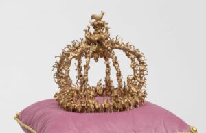 Coronas de bronce formidables de Marianna Simnett Conjure Myth y la sublime femenina – Colosal