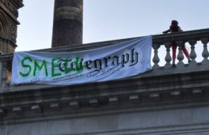 Oficinas de activistas de los jóvenes trans del Reino Unido 'Daily Telegraph', cuelgan un banner de “Smellegraph”