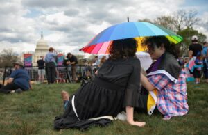 Cientos se reúnen en el centro comercial nacional para el día transgénero de visibilidad