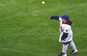 El Rizzler lanzó el primer lanzamiento antes de que los Mets venceran a los Azulejos el domingo