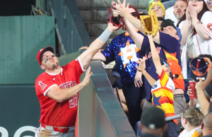 Mike Trout de Angels se reúne con los fanáticos de los Astros que arrancaron la pelota de su guante: “Estaban realmente disculpados”