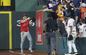 El fanático de los Astros dice que arrancó la pelota del guante de Mike Trout para proteger al niño: “Llegaba a la cara de mi hijo”