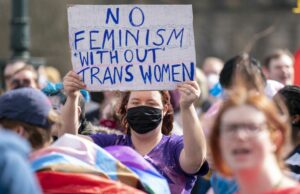 La Corte Suprema del Reino Unido dice que los hombres trans no son hombres y las mujeres trans no son mujeres