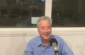 El anfitrión del podcast de DeKalb, TD Ryan, discute la legislación de Illinois y los deportes locales