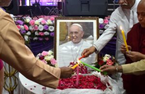 El mundo recuerda al Papa Francisco por su humildad y atención a los pobres: NPR