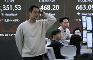 Los mercados mundiales se sumergen con el buceo de Nikkei de Japón casi un 8% después de Big Wall St. Meltdown: NPR