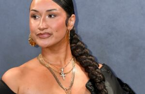 El cantante británico Cleo Sol lleva a los fanáticos a la iglesia durante el debut LA Show