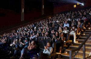 Los teatros quieren que esperes más para transmitir películas. Por qué eso probablemente no sucederá