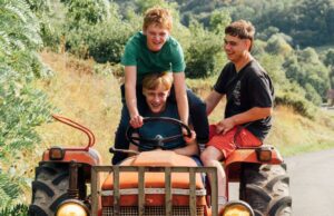 Revisión de 'vaca santa': llegada a la mayoría de edad y queso en Francia