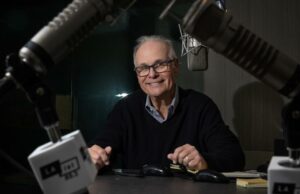 LA LA LARRY MANTLE: Amado presentador de radio en 40 años de 'Airtalk'