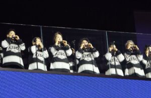 Estas personas mayores que juegan a la armónica de Koreatown son el encanto de la buena suerte de los playoffs de Kings