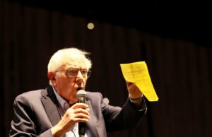 Coachella: Bernie Sanders hace una aparición sorpresa para los fanáticos de Rally