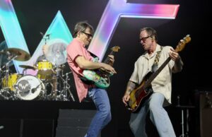 Weezer actúa en Coachella luego del incidente con la policía