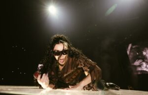 Charli XCX actúa con Lorde y Billie Eilish en Coachella