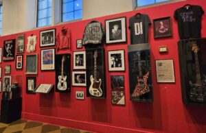 La exhibición de Punk OC muestra la escena que 'pone punk rock en el mapa'