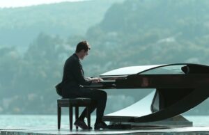 El pianista Alessandro Martire, famoso por los espectáculos de la lago de Como, toca la