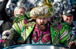 Jason Kelce tiene un nuevo bebé. “Adorable”, dice Travis Kelce