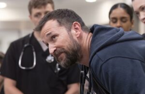 Noah Wyle dice que su madre enfermera tuvo una reacción de 'TEPT' viendo 'el Pitt'