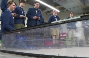 El equipo de robótica de Creighton Prep recibe bendición especial antes del campeonato mundial