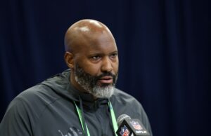 Leones GM Brad Holmes: Puede meterse en problemas para perseguir las necesidades en el borrador