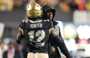 Mike Vrabel: Nunca hemos visto a un jugador hacer lo que Travis Hunter quiere hacer