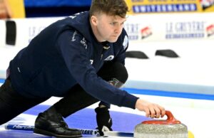 Escocia para ir a los Juegos Olímpicos como el campeón mundial de curling masculino reinante después de un rally de los playoffs