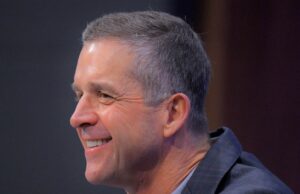 John Harbaugh duda de que hay “suficientes horas en el día” para jugar en ambos sentidos a tiempo completo