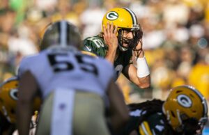 La lesión de Derek Carr plantea la posibilidad de Aaron Rodgers a los santos