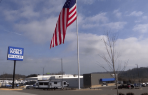 La demanda de archivos de la ciudad de Sevierville sobre la bandera de 130 pies de altura del mundo del campamento
