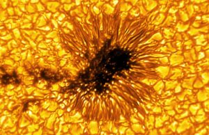 El telescopio solar más grande del mundo se convierte en una nueva y poderosa cámara, revelando una imagen impresionante de una mancha solar del tamaño de un continente