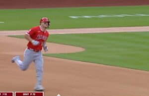 Mike Trout de Angels aplasta su primer jonrón de la temporada, un disparo en solitario contra Cardinals