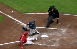 Luke Raley de los Marineros arroja a José Trevino de los Rojos en el plato para preservar el plomo