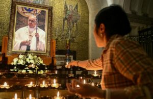 Los católicos de todo el mundo lloran el Papa Francisco 'humilde'