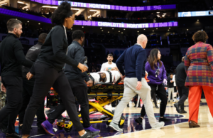 El destacado novato de los Grizzlies, Jaylen Wells, se quitó la camilla después de la dura caída en el intento de volcada