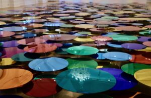 Obtenga 'feliz' con la instalación inmersiva de Liz West hecha de más de 700 discos coloridos – Colossal