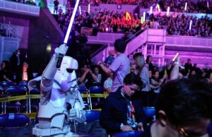 Los fanáticos de 'Star Wars' ondean los sable de luz como una próxima película se anuncia en Japón