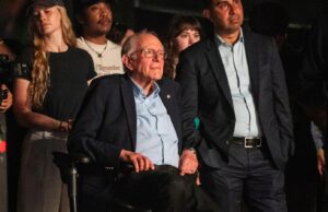 AP Photos: Coachella continúa con Weezer, T-Pain y una apariencia de Bernie Sanders