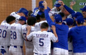 Adolis García de los Rangers aplasta a un jonrón de dos carreras vs. Dodgers