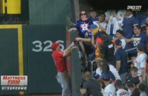 Mike Trout de Angels atrapa a la pelota de falta, pero Fan llega al guante y saca el béisbol contra los Astros