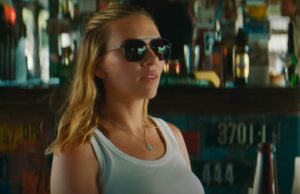 Scarlett Johansson ya es un método vistiéndose en caques (¡y tacones!) Para el renacimiento mundial de Jurassic, pero soy el director amoroso Gareth Edwards la asa aún más