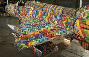 Cinco años en la creación, un avión de combate MIG-21 recibe un brillo de decenas de millones de cuentas de vidrio: Colossal